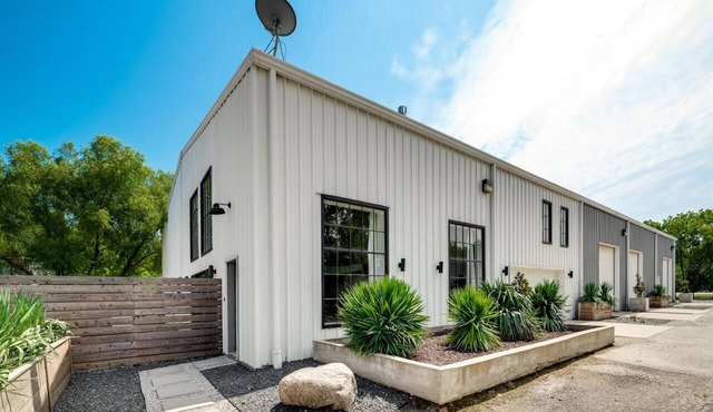 Huge Loft-Style Barndominium Near NASCAR & Old Town Roanoak