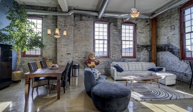 Huge Loft U of M Dinkytown
