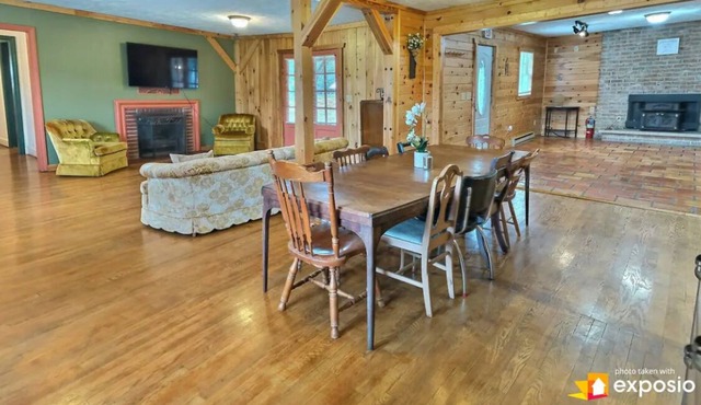 Huge Log Cabin Style home, 1 Acre, pet friendly, fire pit, perfect for gathering