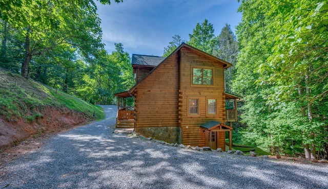 Huge log home HOT TUB/GAMEroom/PRIVATE/hiking/pet/private lake accessl