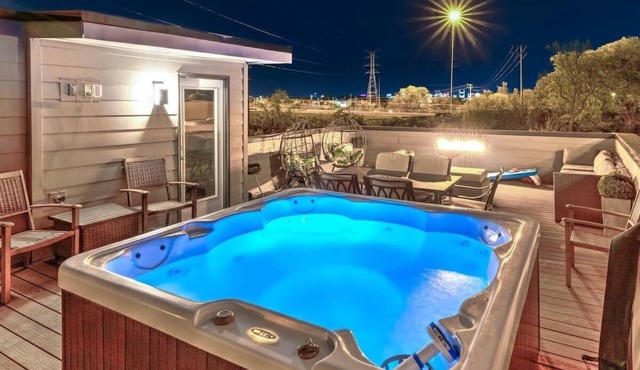 Huge Lux Home Rooftop Views + Hot Tub, Pool+Sauna!