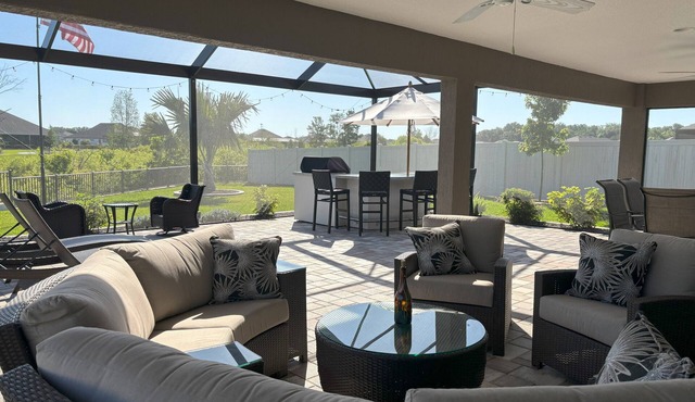 Huge & luxurious, 3br, lg screened lanai, fenced yard, pet friendly