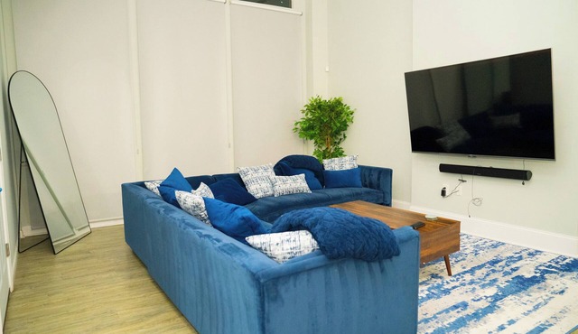 Huge Luxurious Downtown 4Bedrm/3Bath w/parking & a view- 5mins from Penn Station