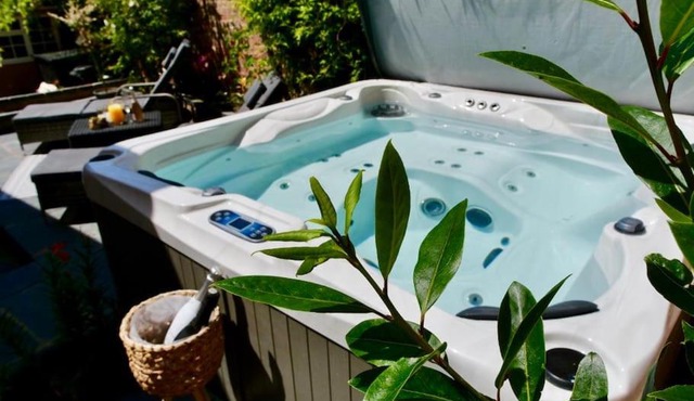 Huge Luxury 8 Bed Manor House Hot Tub Pool Table