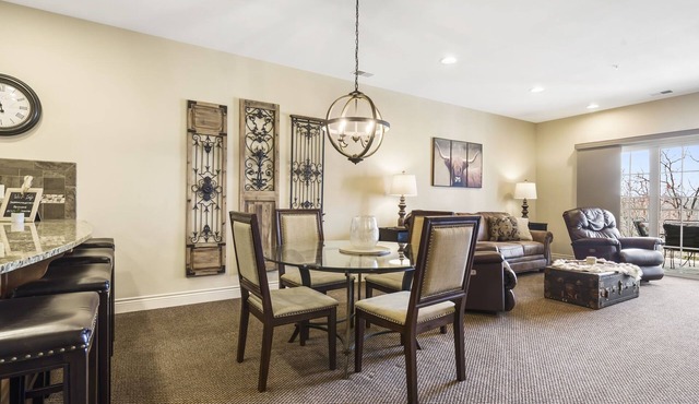 HUGE LUXURY Condo with Pool! Elevator! Fun! Rec PLEX!12 Min To SDC & TB RK LAKE!