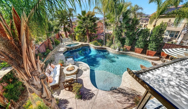 HUGE Luxury Home.LARGE SALT WATER POOL&SPA.15 min to wineries.