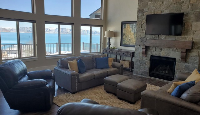 Huge Luxury Home-Stunning Views; Sleeps 42+, Parking, Club House-Pool/Activities