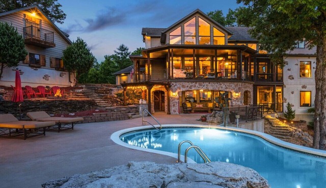 Huge Mansion/Pool/Sleeps 30+