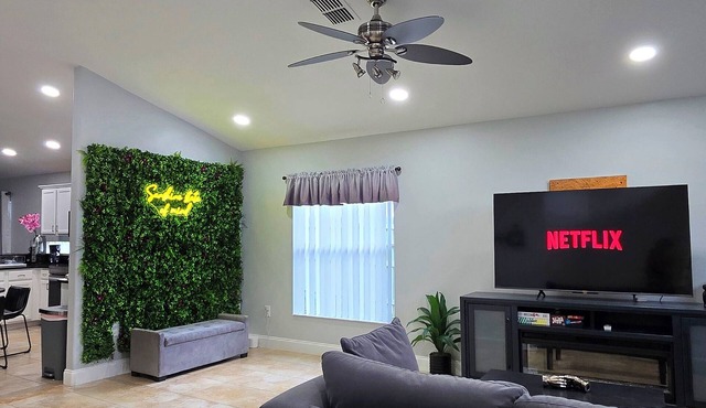 Huge Modern 3BR Family Home - Fully Stocked Kitchen + Board Games + Pet Friendly