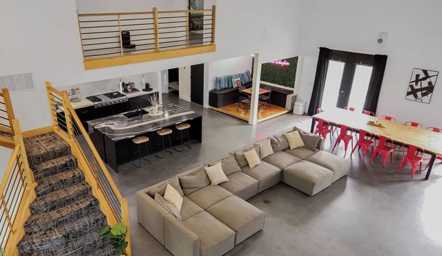 Huge modern 4-bedroom Oasis OKC/Moore