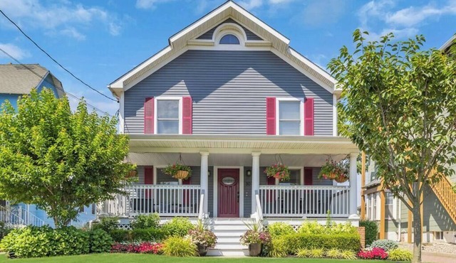 Huge Modern 4BR Apt. Porch&Parking, 2 Blks to Bch!