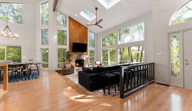 Huge Modern Game House! Hot Tub, Fire Pit, Game Room