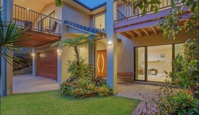 Huge Modern Home close to everything!