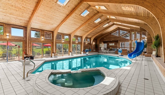 Huge Modern Home on 10 Acres-Indoor Pool & Sauna!