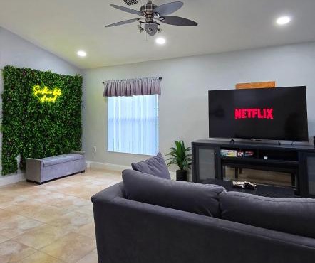 Huge Modern House near UCF - Full Kitchen, Board Games, Pets Allowed