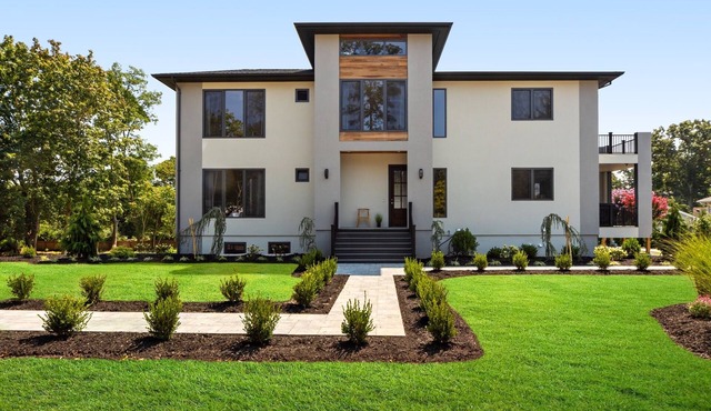 Huge Modern Jamesport Home with Decks & Balconies Near Beaches & Wineries!