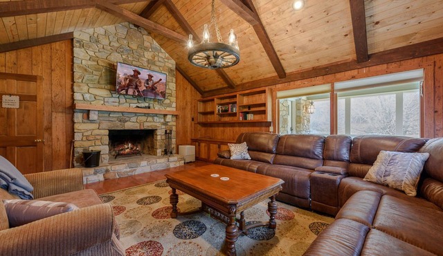 Huge Mountain Lodge for a Luxury Getaway
