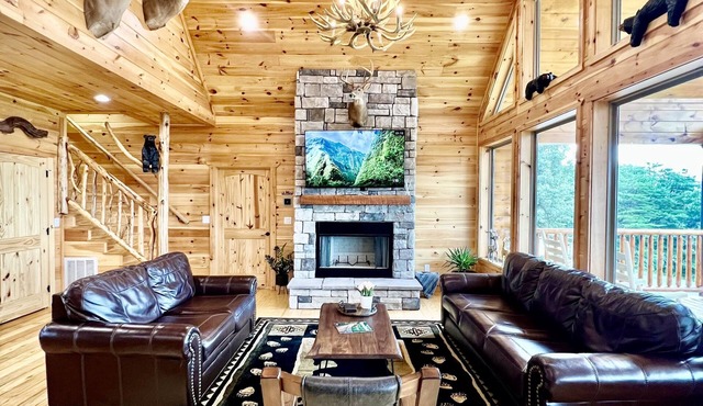 Huge Mountains ⛰ Wheelchair Accessible, Sauna, Hot-tub, Pool table, Fire pit