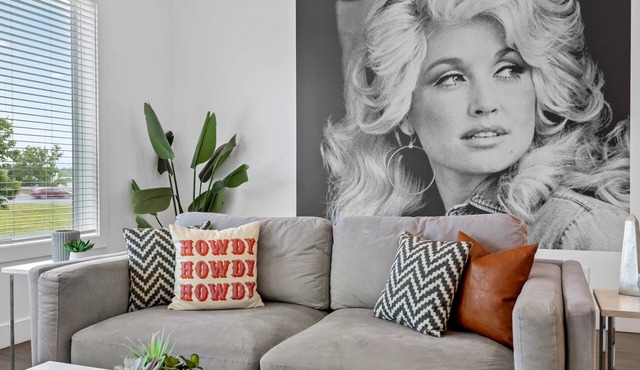 Huge Nashville Home - 1 King/6 Queens & Balcony