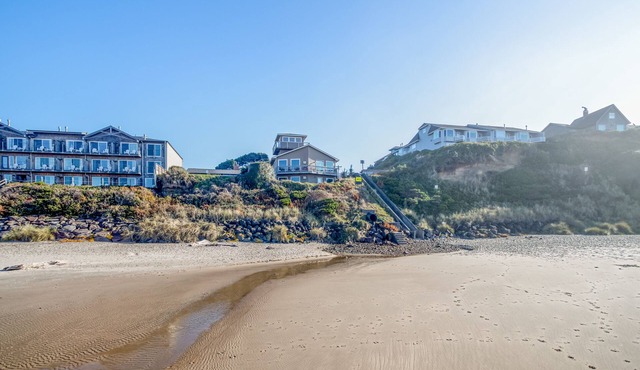 Huge Oceanfront Home has Two Great Rooms for Large Groups!