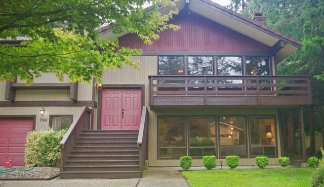 Huge Olympia House. Sleeps 10+. Lots of Amenities