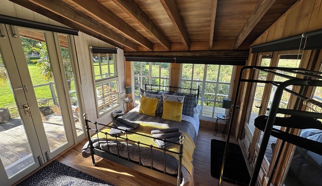 Huge open plan Log Cabin in Weston, Newark hot tub WiFi wood stove pets parking