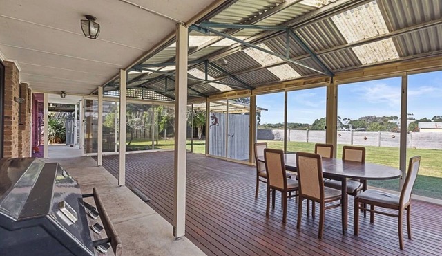 Huge pet & boat friendly house 5 minutes to the port, pub and on the Rail Trail!