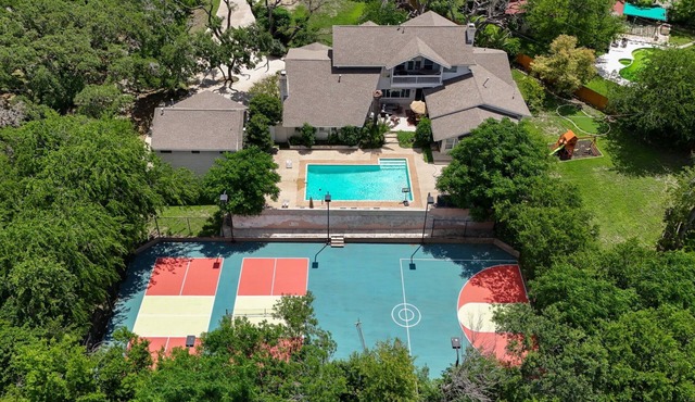 Huge Pickleball Mansion~Sleeps 26~Pool & Hot Tub