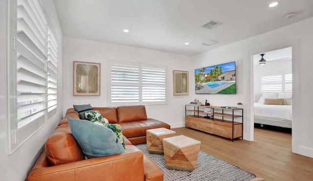 Huge pool + 5 mins to beach + 2 king suites