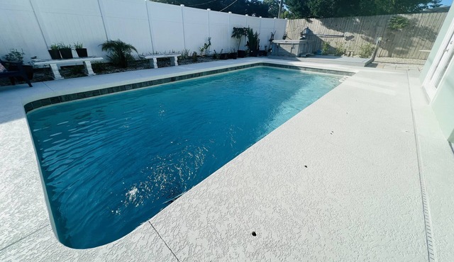 Huge Pool, Close to Beaches, Restaurants, Shopping & More!
