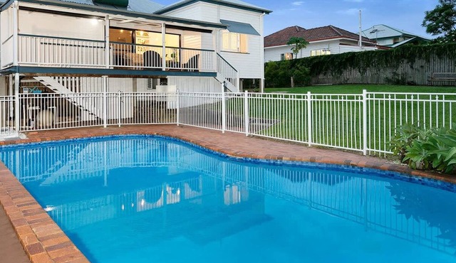 Huge Pool|Indooroopilly Queenslander|Pet Friendly