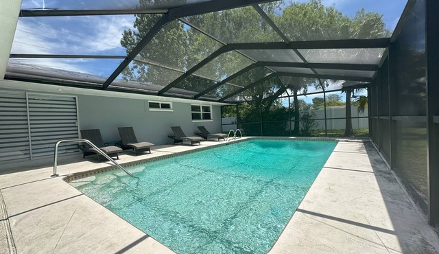 HUGE POOL/LANAI-DART BOARD-NEAR BEACH/BOTANICAL GARDEN/LAKE/PARKS/SHOPPING MALL!