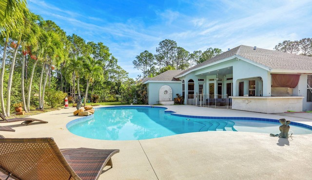 Huge Pool & Yard: Florida Family Home