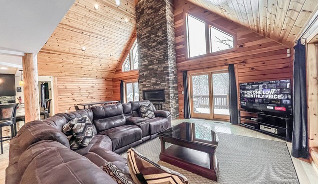 Huge + Quiet + Hot Tub + Theatre Room