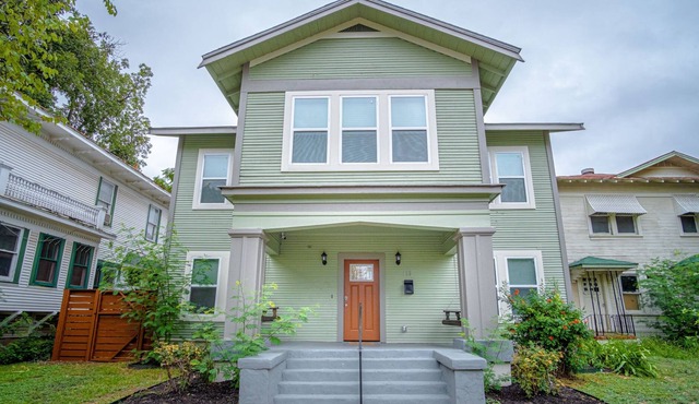 HUGE Remodeled 5BR/4BA House Sleeps 20 Downtown!