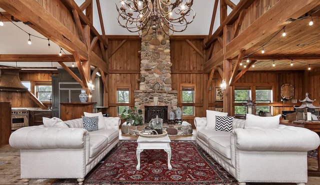 Huge Renovated Barn Estate. Perfect for Groups