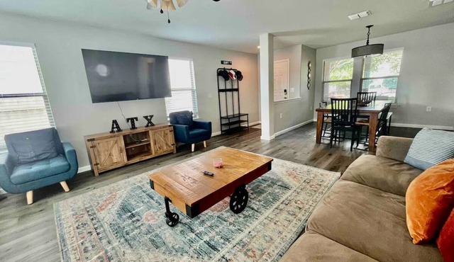 Huge Renovated Home + Yard Close to DT & Airportn