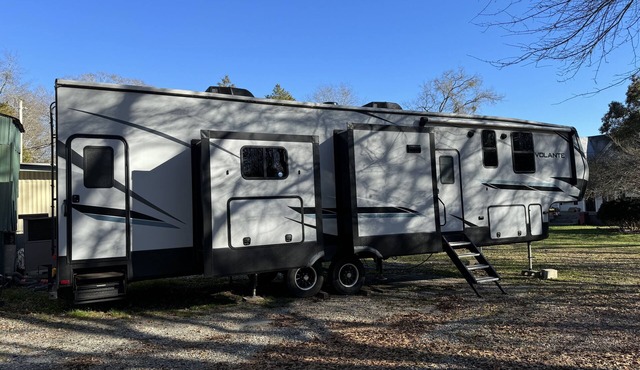 Huge RV-Lake Russel & Lake Secession Camplife - Hunting and Fishing Playground