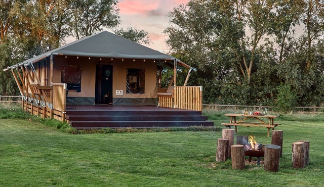 Huge Safari Lodge with Swimming Lake