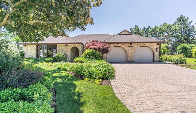 Huge Schaumburg 5 br/3.5ba w/bonus rooms/office