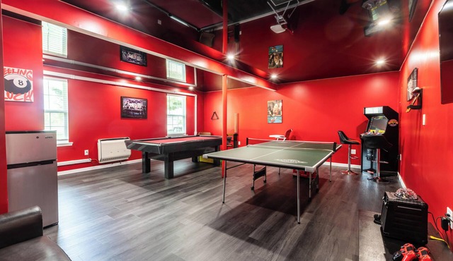 Huge screened porch/Jacuzzi/Game room/Trampoline/Fire pit/ Lake access