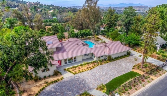 Huge Secluded Cowan Heights Home, Pool, Entertainers Delight (4 beds/5 baths)