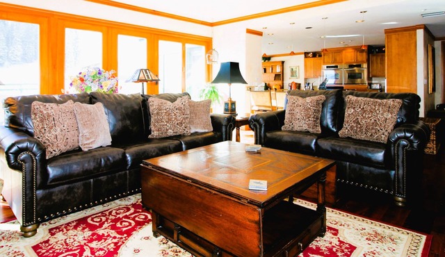 Huge Ski In/Ski Out Condo!