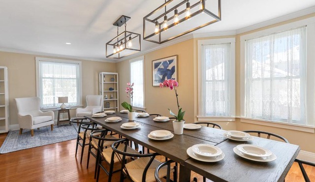 HUGE Sleep 18 walk to lake/downtown pets OK