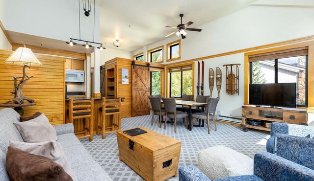 Huge Slopeside Penthouse/3 Minute Walk to Lifts/Hot Tub Access