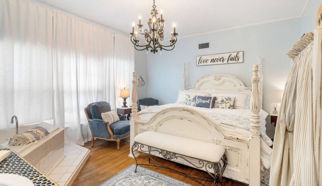 Huge soaking tub! Tons of charm! The Blue Jay!