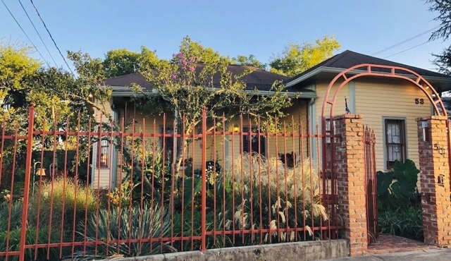 Huge Space for 10 +pets Gated 6 cars;15 min walk- B’way; Pickle-ball ct 2bathrms