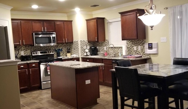 Huge spacious home great for a San Antonio Getaway! 5 min from BMT grad!