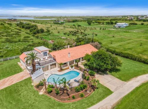 Huge, spacious villa with private pool and game room on 5 acres