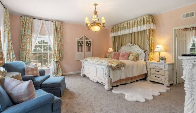 Huge suite! Sitting area-lots of windows-Blushing Rose